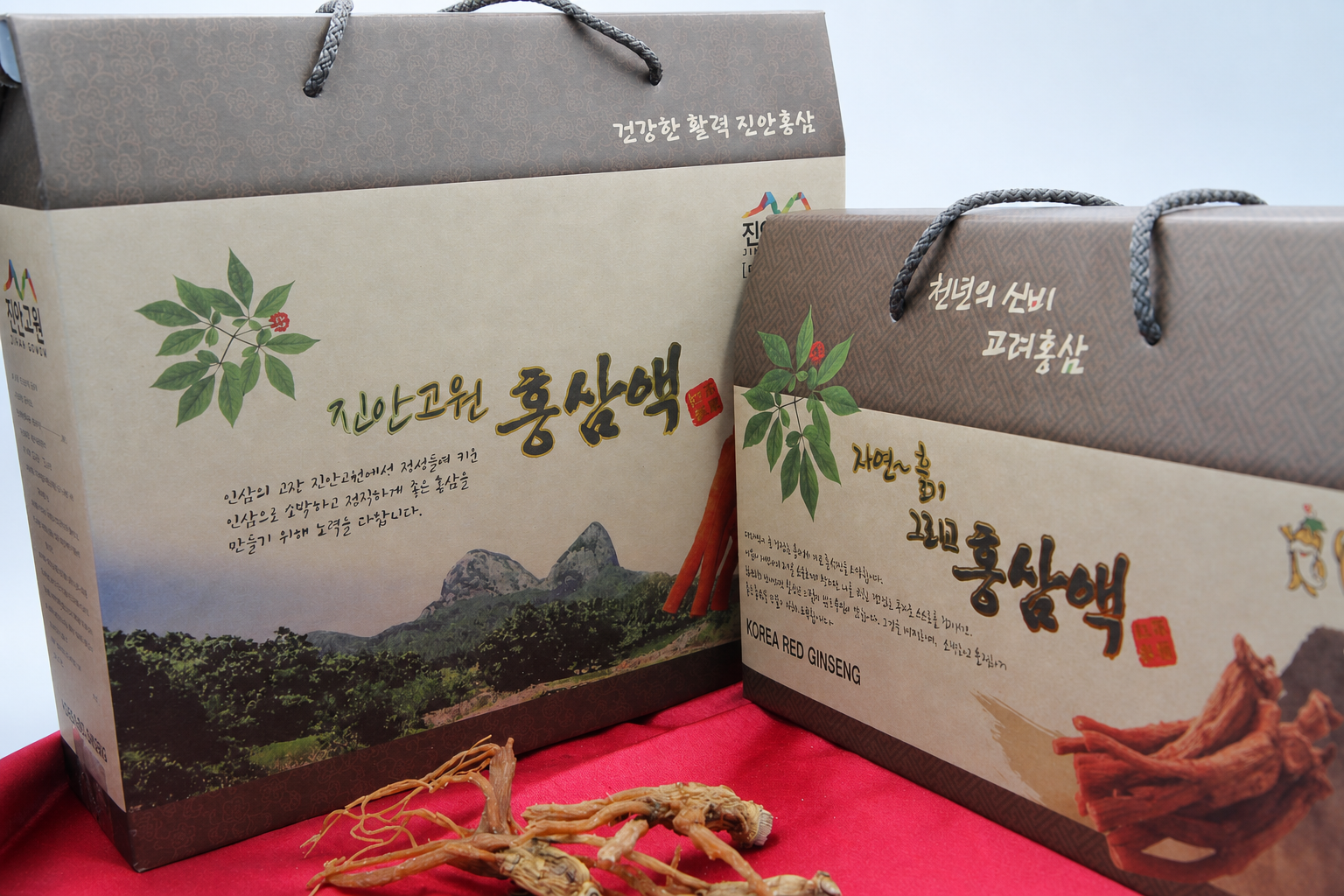 촬영 배경을 정돈한 부귀 6년근 홍삼액 실제 선물 상자 구성