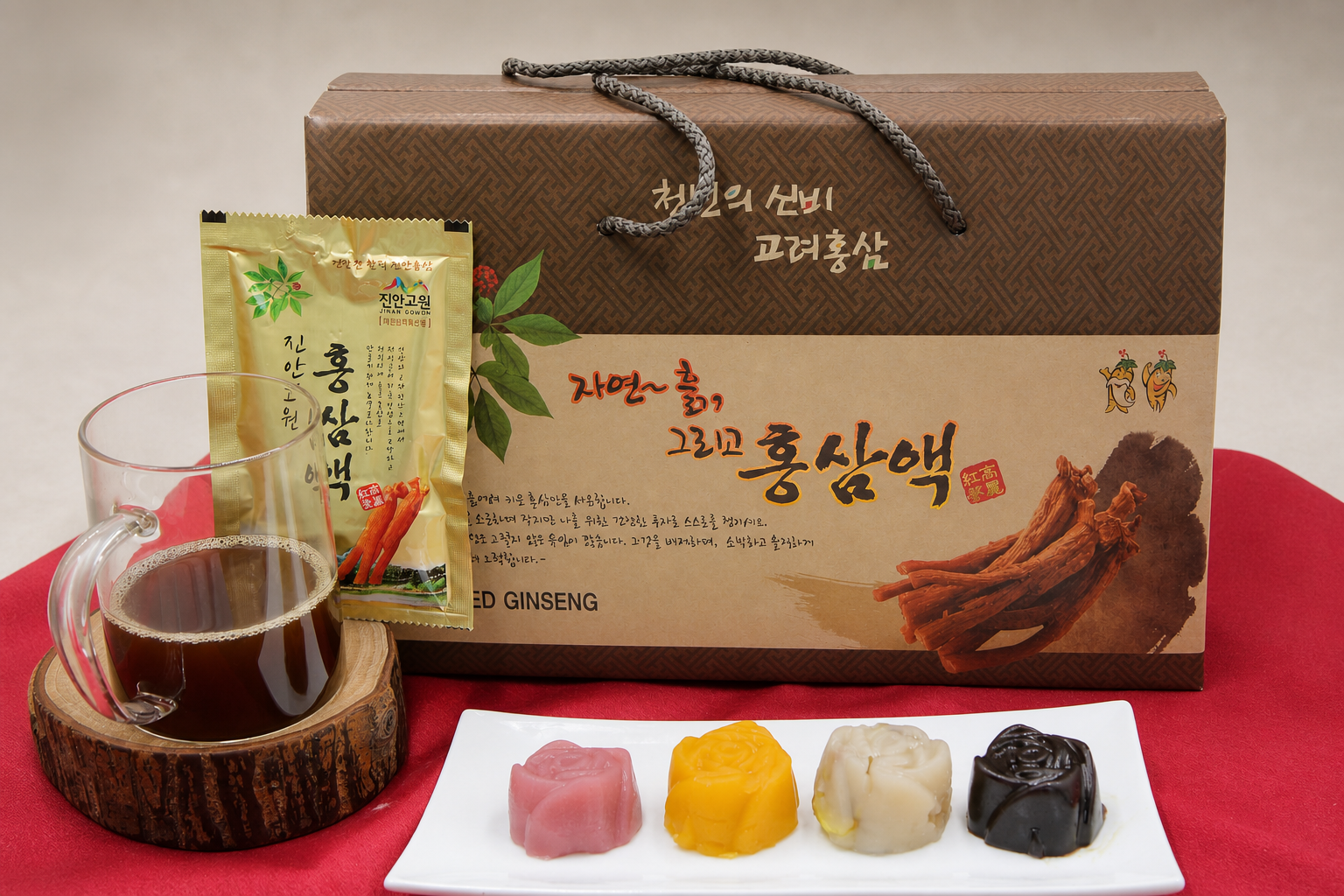촬영 장비 흔적을 제거하고 배경을 정돈한 홍삼액 파우치와 실제 제품 연출 사진